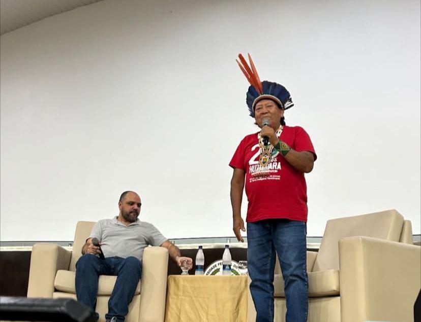 Líder Yanomami Davi Kopenawa comemora formação de primeiros mestres da etnia na Ufam