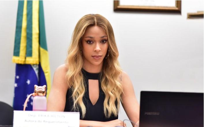 Minha identidade é reconhecida pelo Brasil, e isso basta