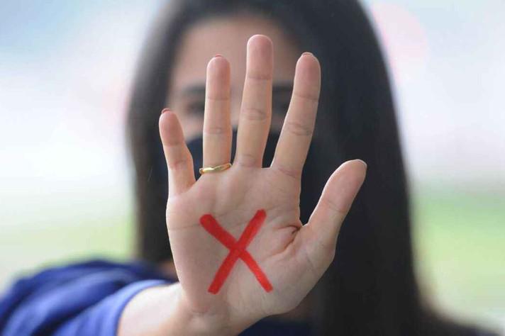 Nova lei garante reconstrução dentária gratuita a mulheres vítimas de violência