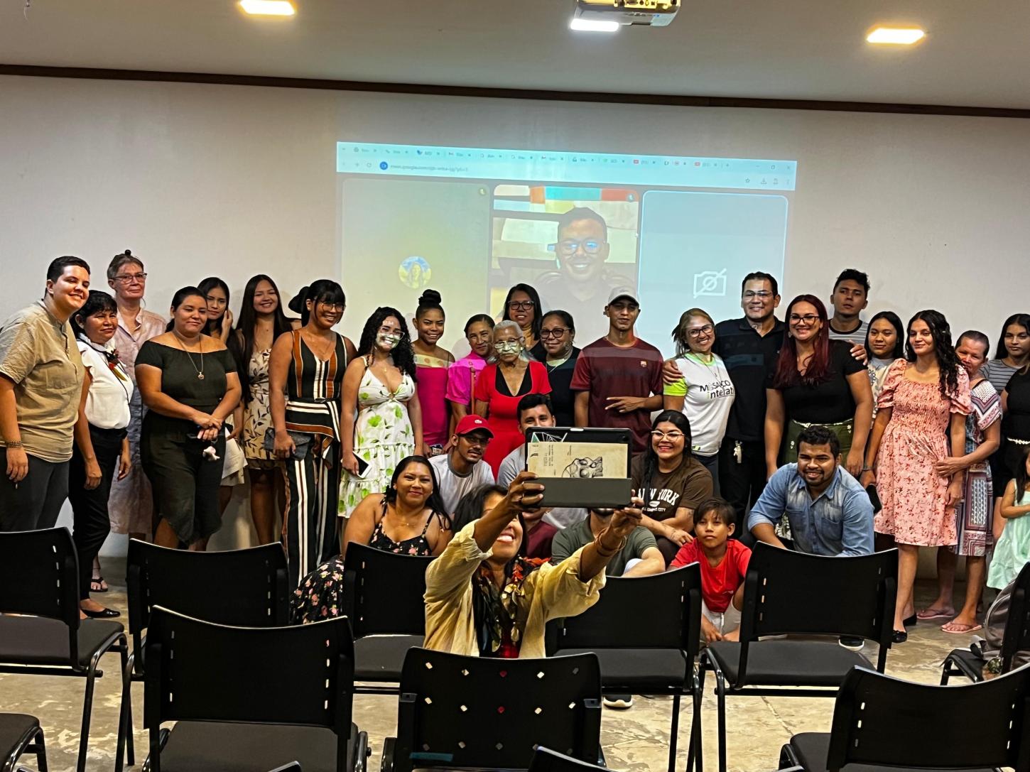 Estreia de “Eu Vi uma Visagem” emociona em Novo Airão com forte presença indígena e celebração da memória local