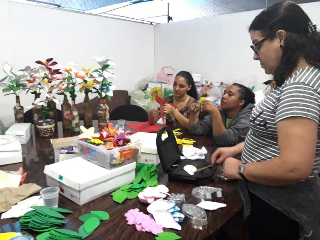 Mães brasileiras lideram finanças da casa, mas enfrentam sobrecarga e falta de preparo, revela estudo da Serasa