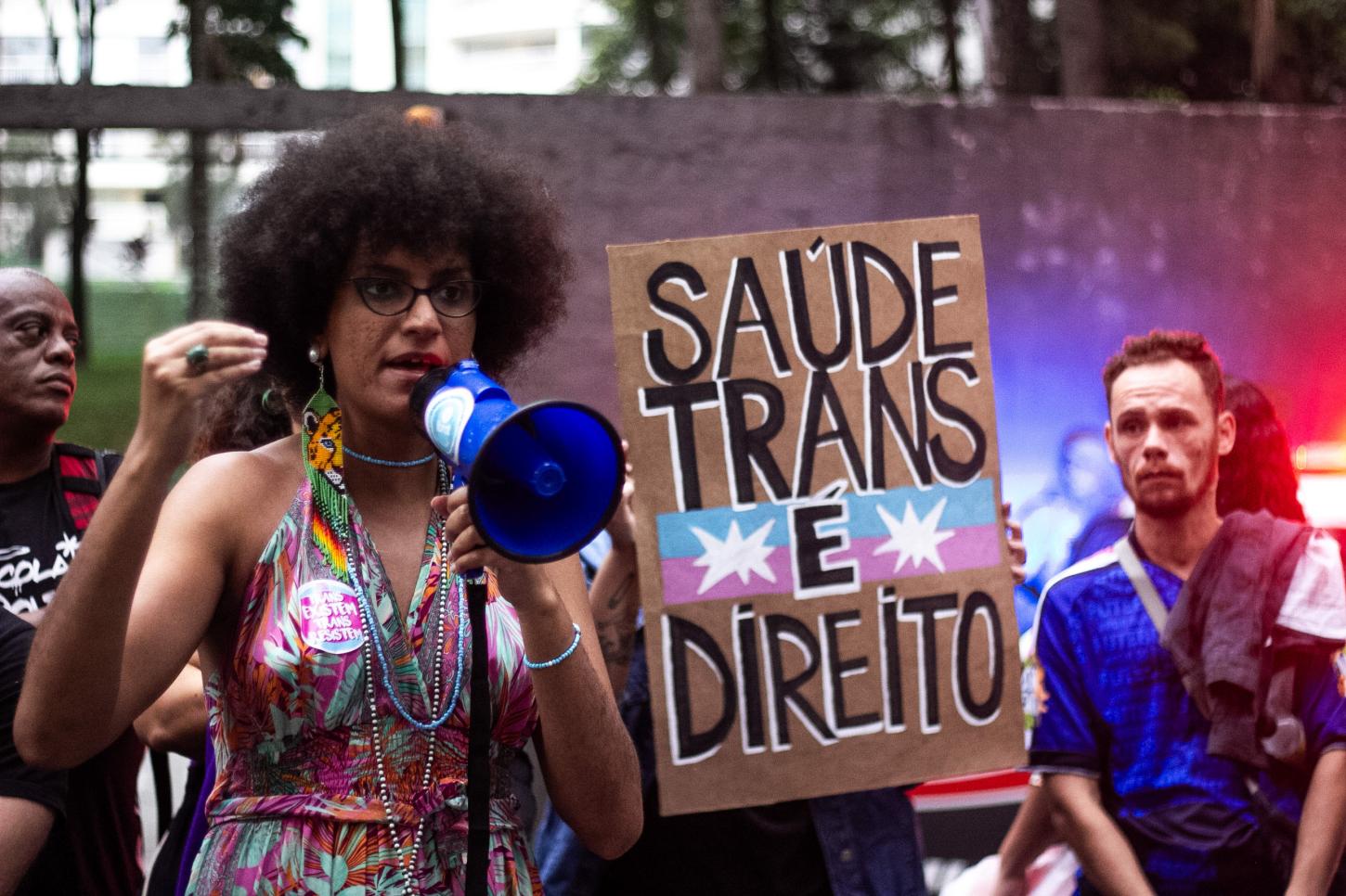Na linha de frente pela vida trans: mulheres, ativistas e médicos enfrentam o silêncio do CREMESP
