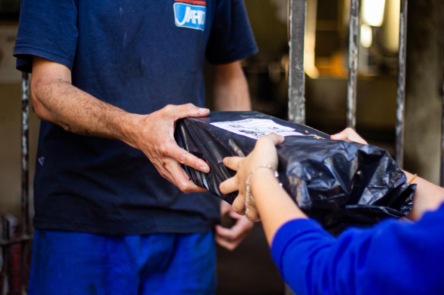 Onde o carteiro não chega, a solidariedade entrega: tornearia vira ponto comunitário de encomendas