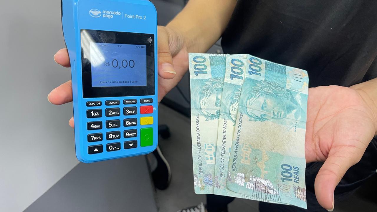 Homem é preso fazer compras com dinheiro falso em bar