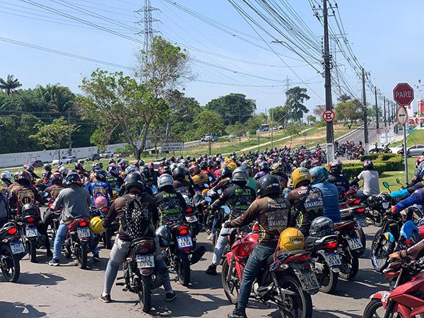 Motociclistas de apps protestam contra projeto que restringe atuação em Manaus