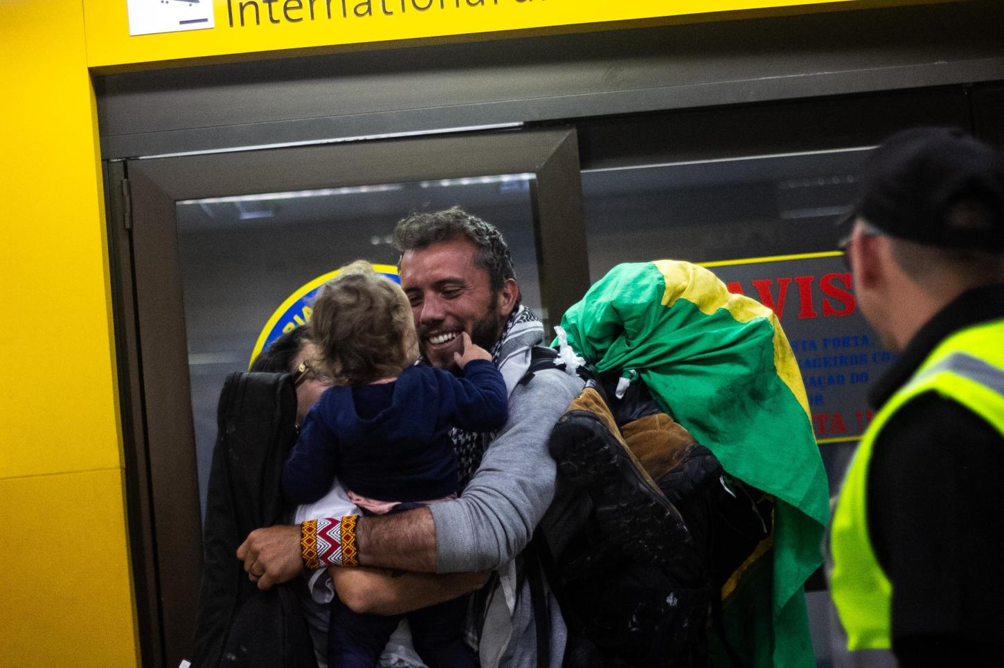 'Não precisamos de heróis, precisamos de solidariedade': ativista brasileiro retorna ao país após sequestro de navio por Israel