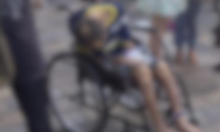 Neto que empurrou avô morto em cadeira de rodas é liberado após depoimento em Manaus