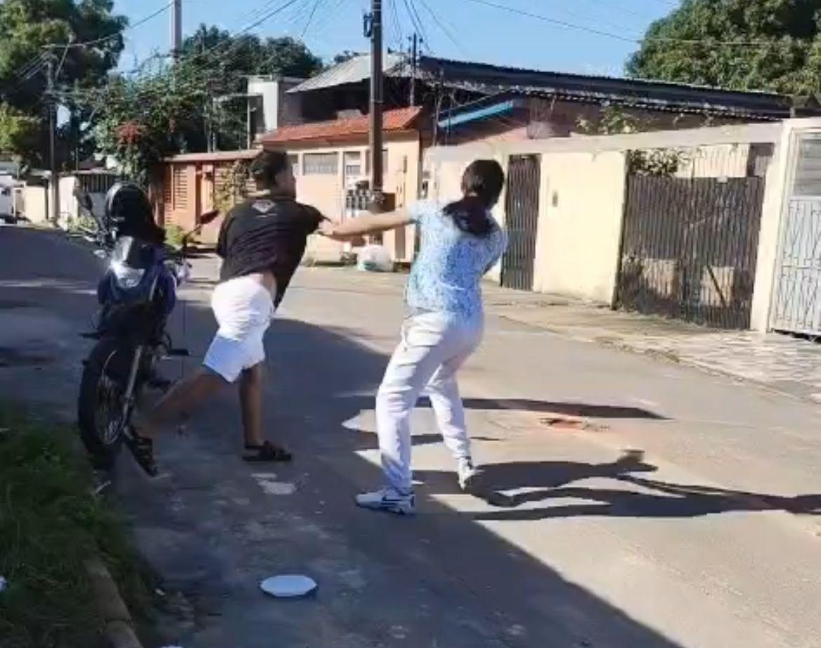 No mês do Orgulho LGBTQIAPN+, mulher trans é agredida por motociclista de aplicativo em Manaus