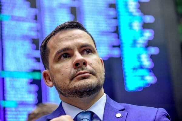 Alberto Neto prevê divisão entre aliados de David Almeida nas eleições de 2026