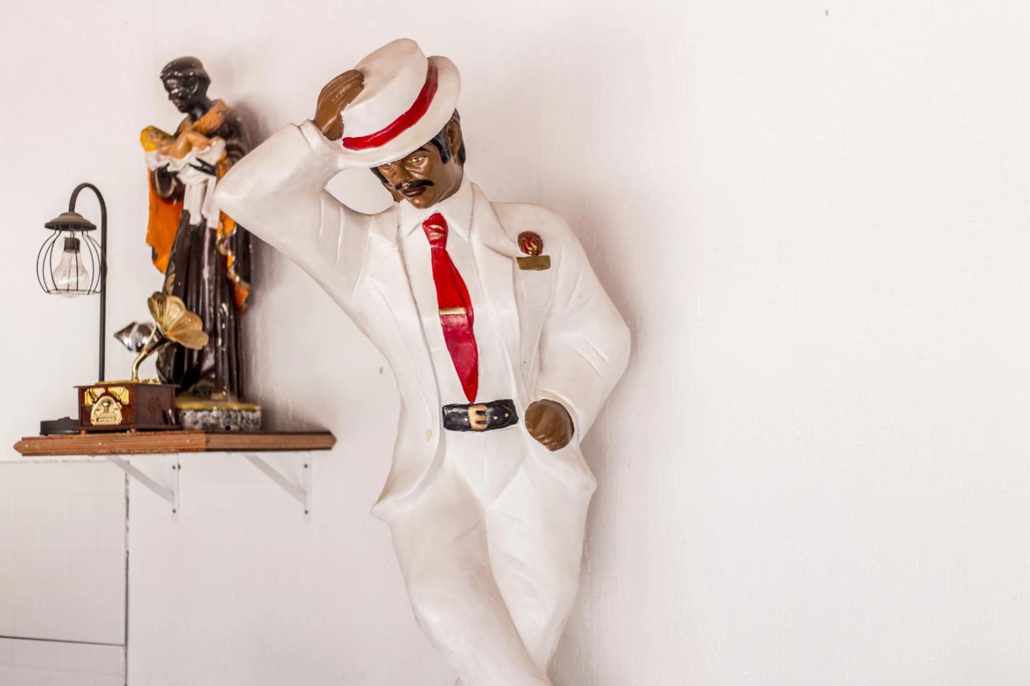 Com imagem de Zé Pilintra, vereador faz ato em defesa da liberdade religiosa