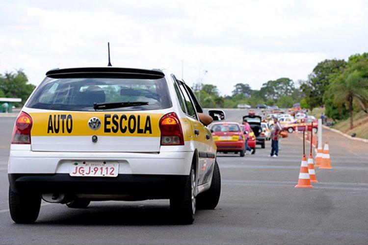 Governo quer acabar com exigência de autoescola para tirar CNH