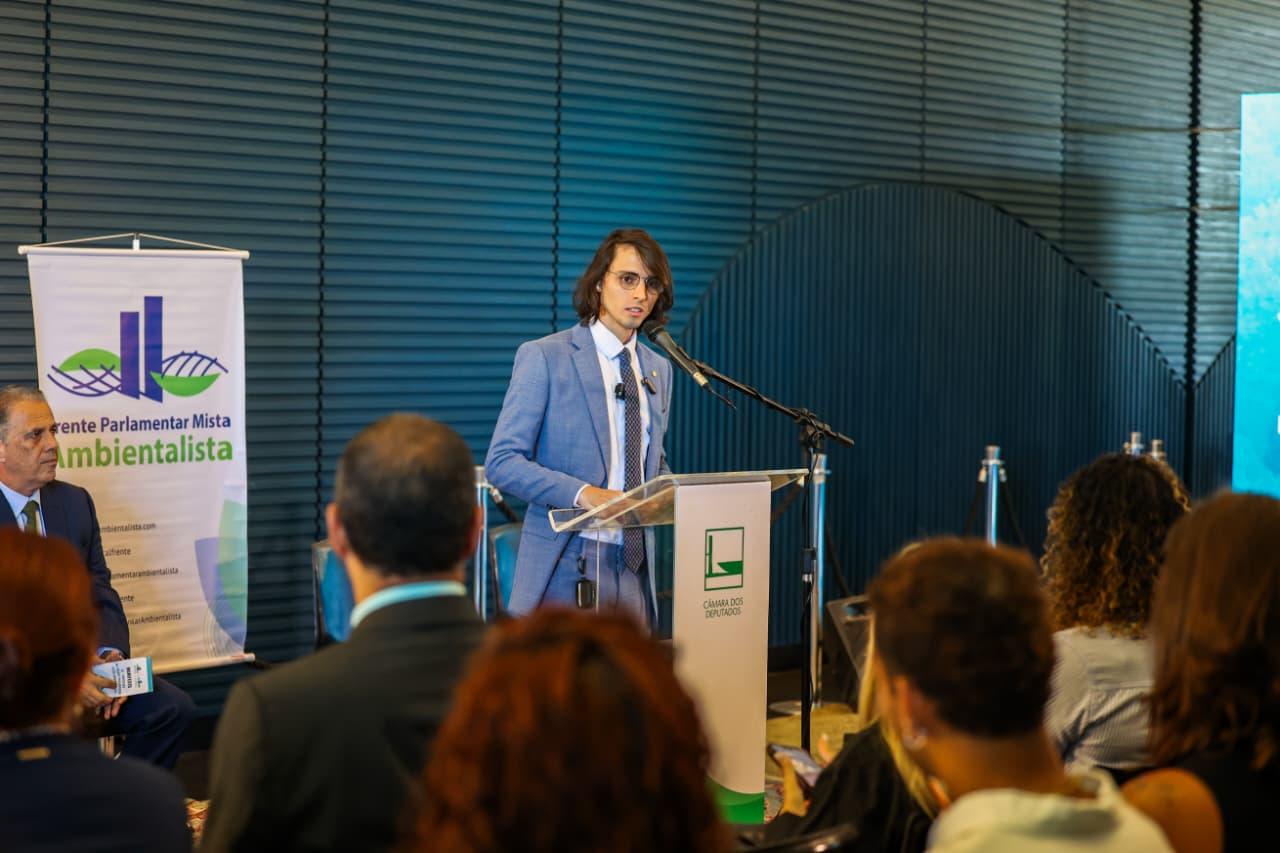 Amom processa Meta por censura após denunciar exploração sexual infantil nas redes