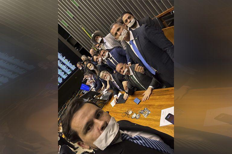 Deputados protestam por Bolsonaro e prometem travar Congresso até aprovação de anistia e impeachment de Moraes