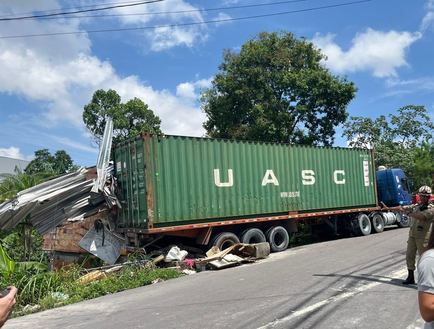 Especialista em trânsito alerta para técnicas e práticas de direção defensiva após carreta invadir casa na zona Norte de Manaus