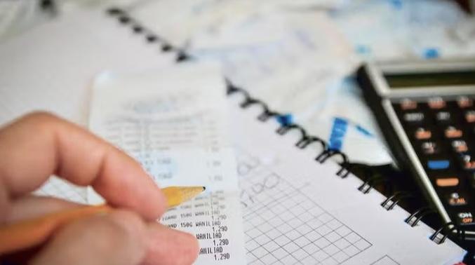 Estudo revela que 70,5% da renda dos brasileiros está comprometida com dívidas e despesas