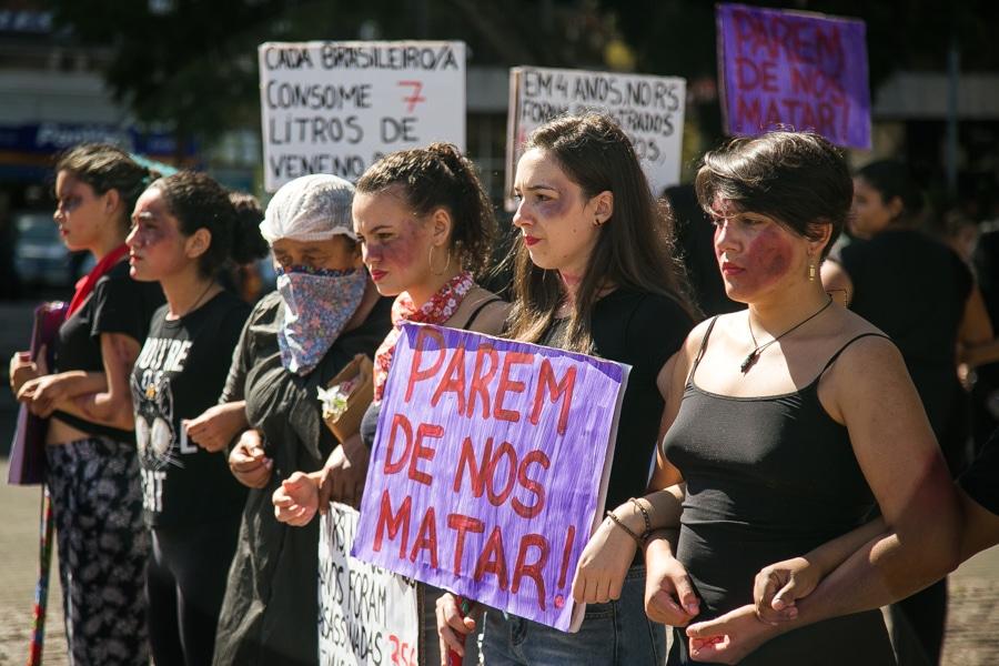 Feminicídios com arma de fogo crescem 45% no Brasil em 2025