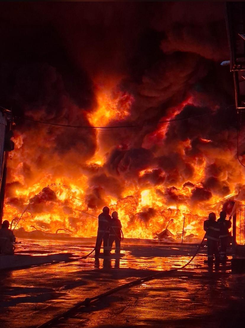 Incêndio dura mais de oito horas e fumaça tóxica se espalha sobre o céu de Manaus