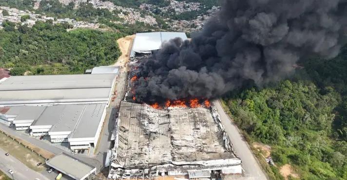 Incêndio em fábricas de Manaus é extinto após 40 horas de combate