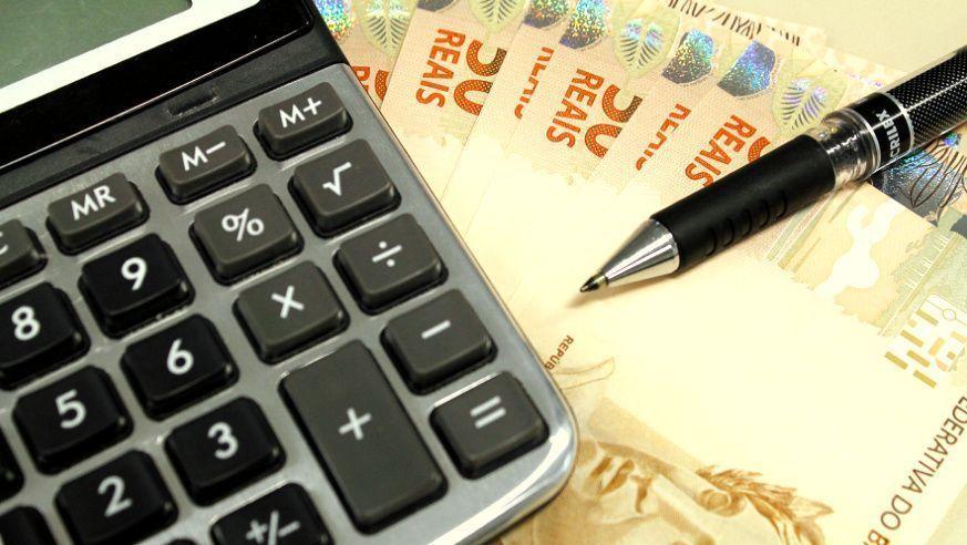 Mais da metade dos trabalhadores brasileiros não consegue chegar ao fim do mês com o salário