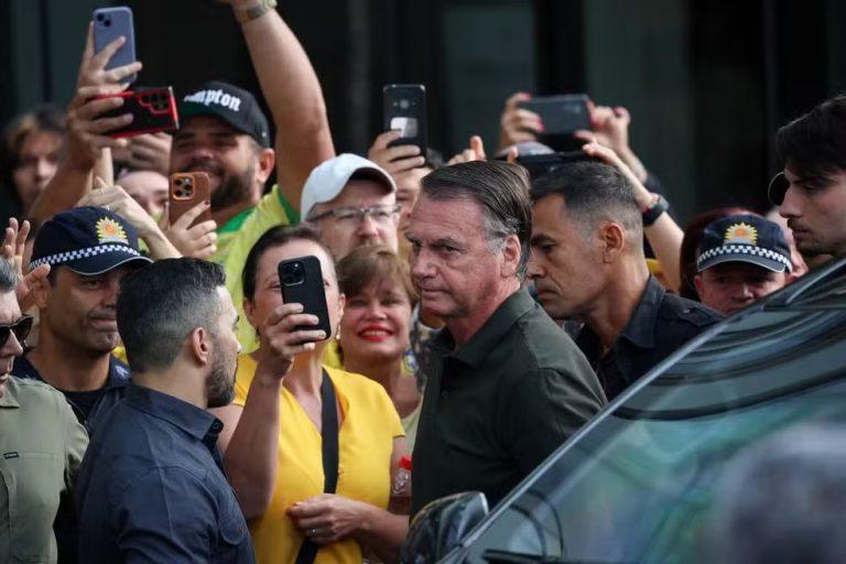 Bolsonaro deixa prisão domiciliar e passa por procedimento médico em Brasília