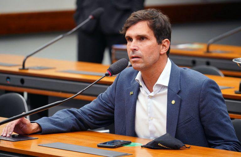 Deputado aponta envolvimento de políticos e Judiciário em fraudes do INSS