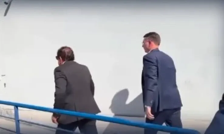 Flávio Bolsonaro visita Carla Zambelli em penitenciária na Itália 