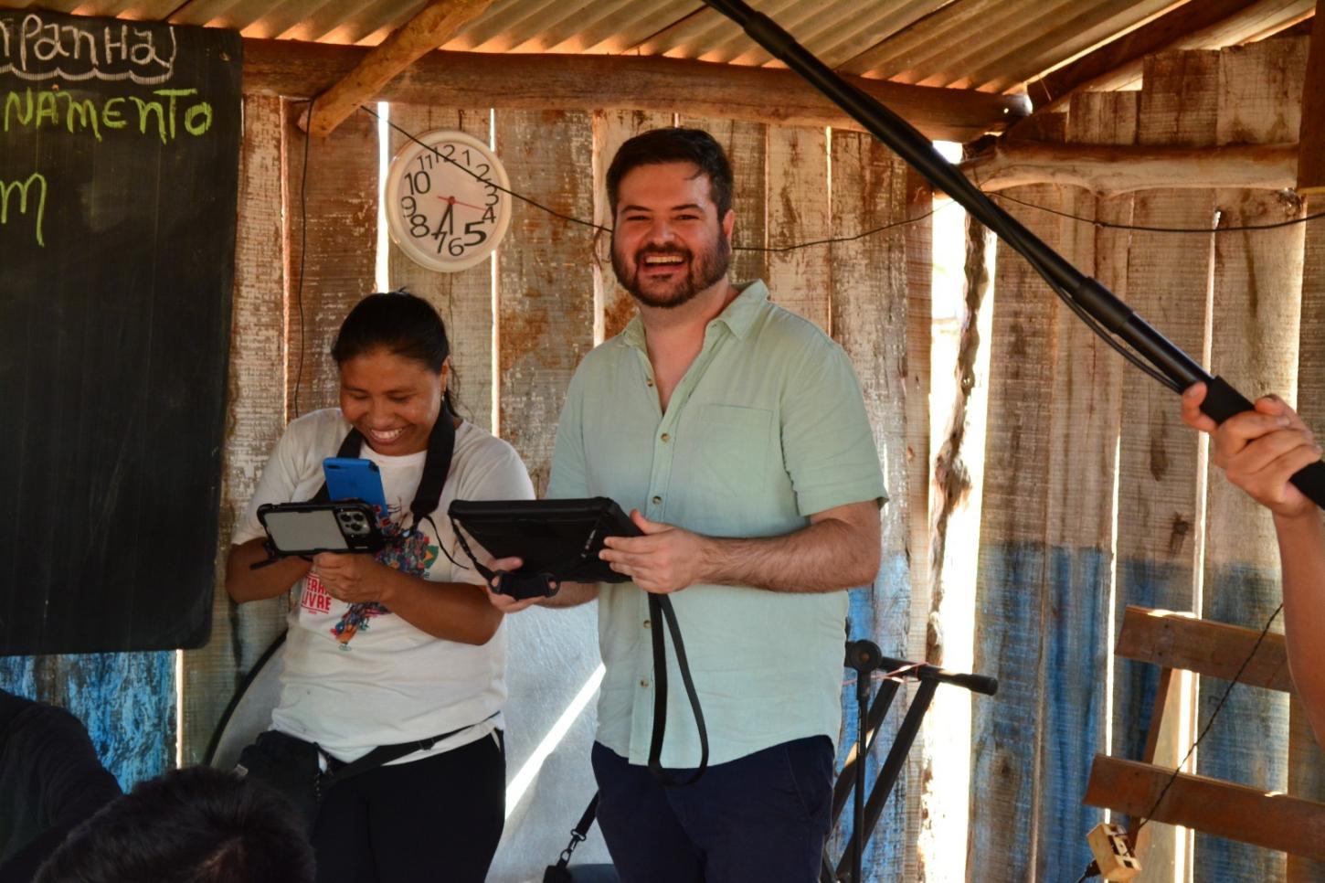  Diretor e roteirista Marcus Teles com a produtora e roteirista Michele Kaiowá (Mariane Lopes);