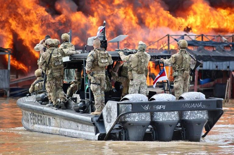 Parlamentares do AM reagem à destruição de dragas no rio Madeira