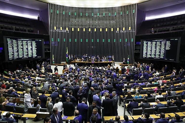 Pesquisa aponta partidos políticos como as instituições menos confiáveis do Brasil