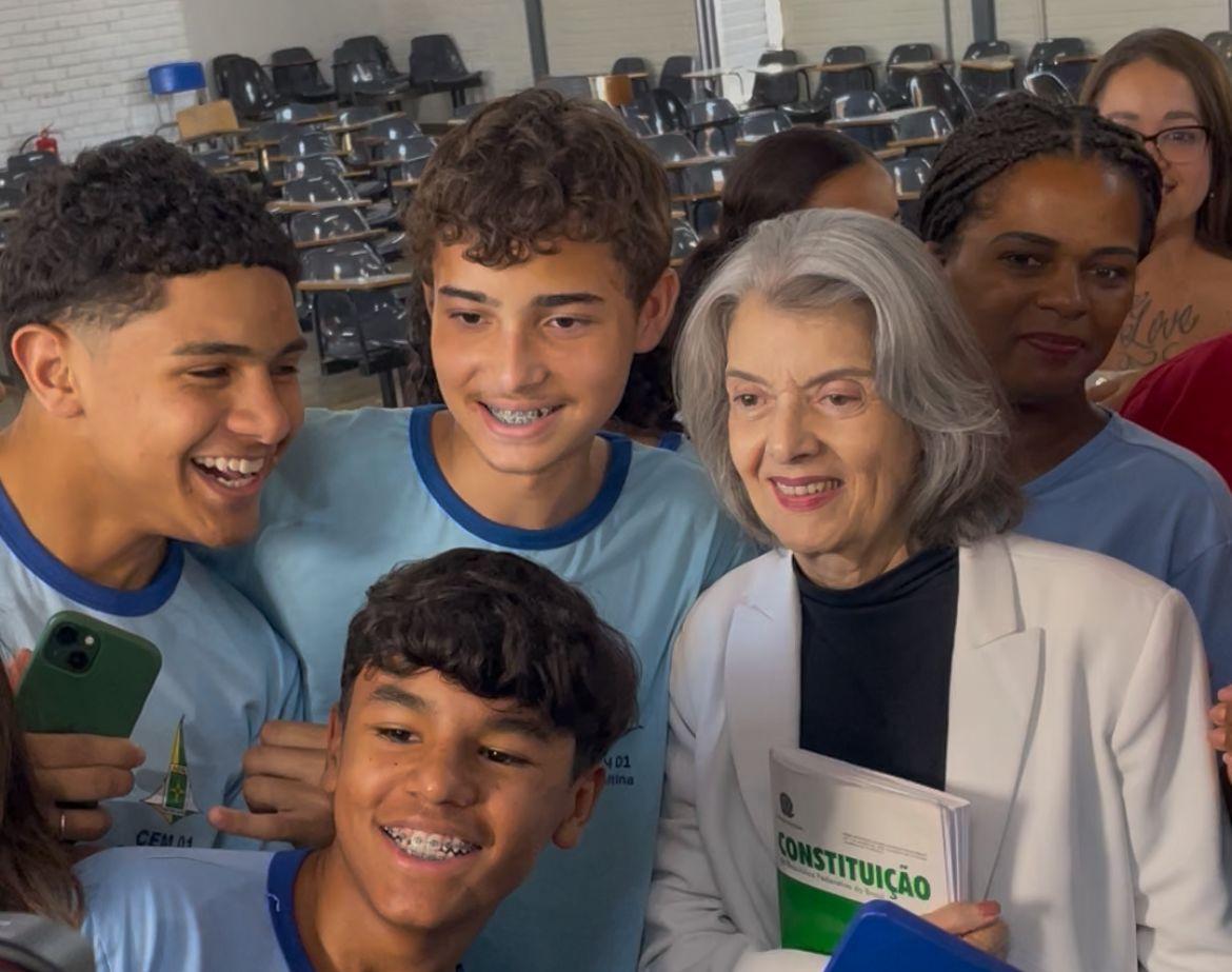 Cármen Lúcia defende voto consciente e diz a estudantes que “votar é um ato de coragem”