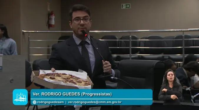 Rodrigo Guedes leva pizza à Câmara e denuncia omissão no caso Rosinaldo Bual