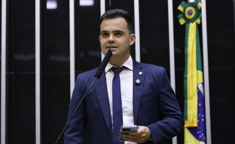 Comissão aprova porte de arma para donos de lojas de armas e diretores de clubes de tiro