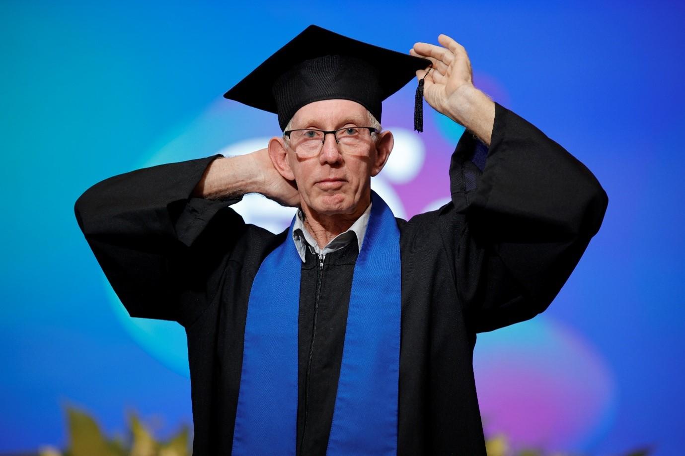 Luis Roberto de Castro, 64 anos, durante sua cerimônia de formatura (fFoto/ EZ Eventos )
