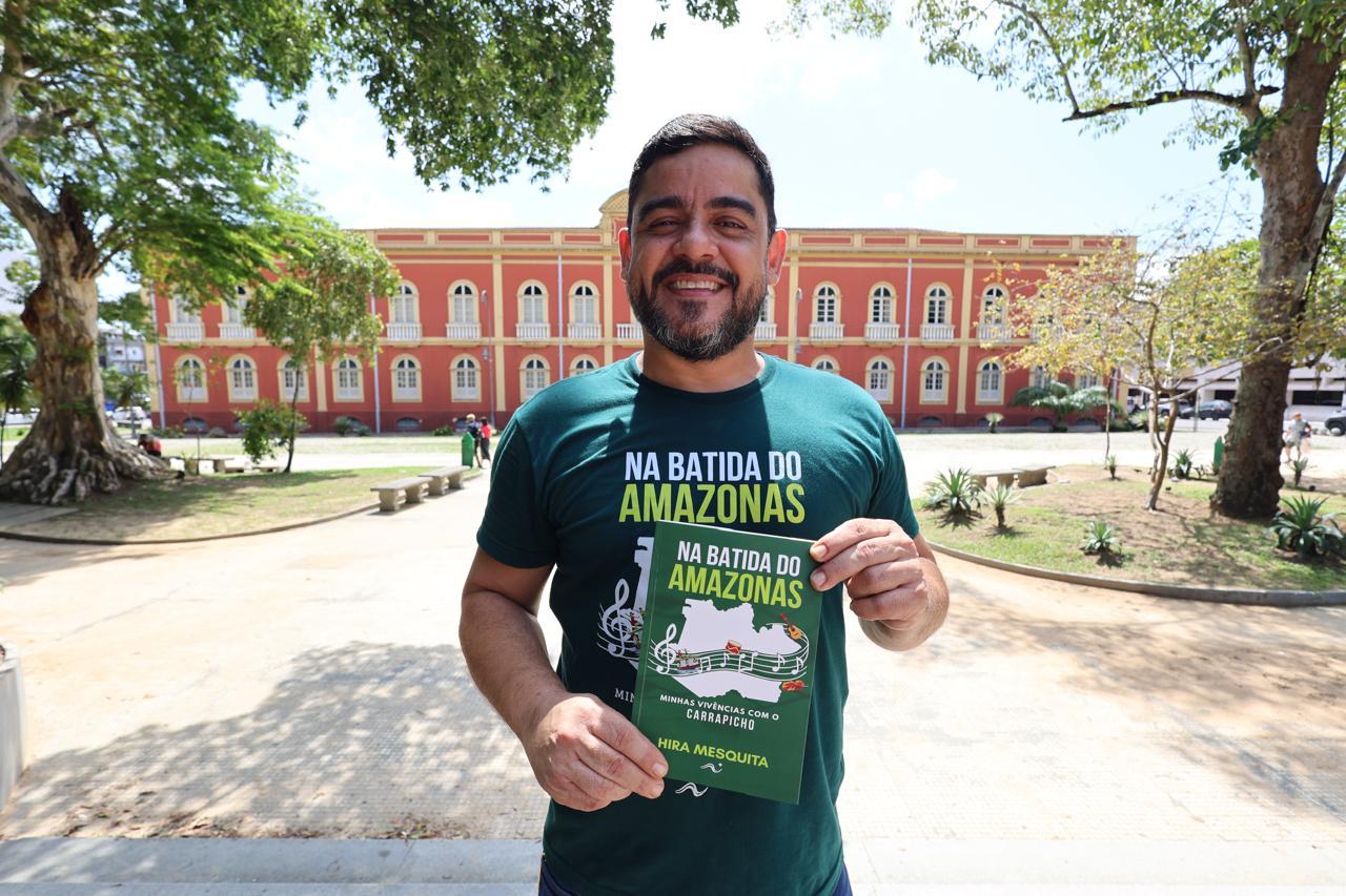 Ex-dançarino do Carrapicho, Hira Mesquita transforma a história da banda em legado cultural