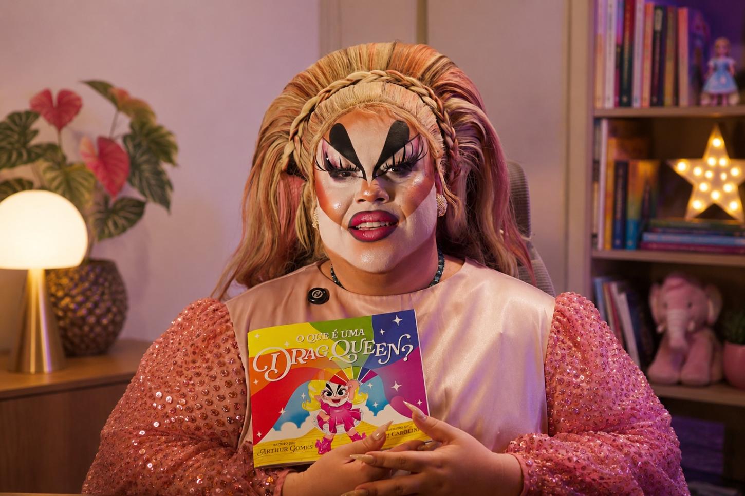Pesquisador apresenta universo drag de forma lúdica para criança