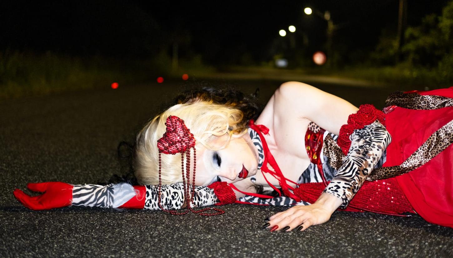 Artista drag transforma perucas, brilhos, tecidos e acessórios de montação em obras de arte