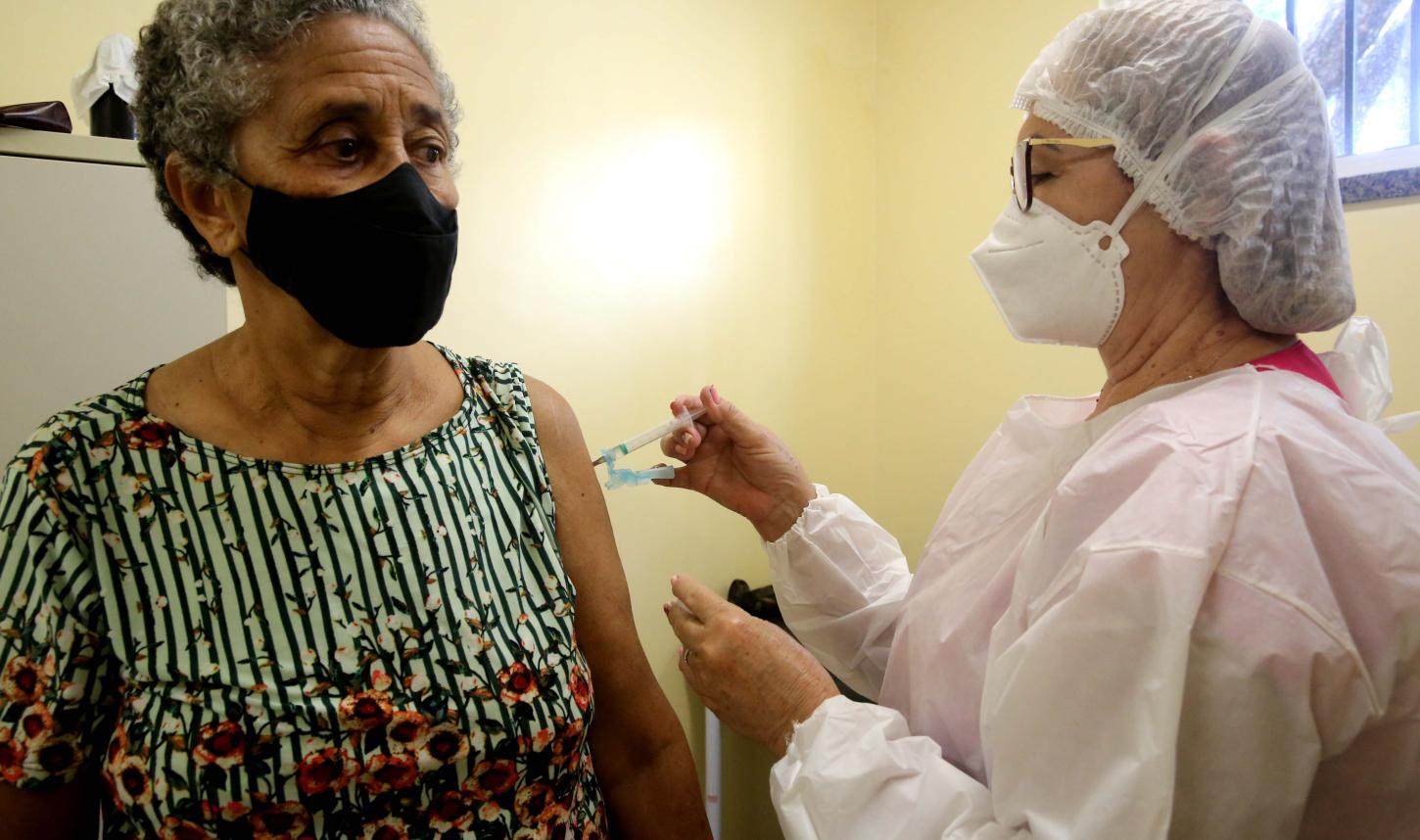 Instituto Butantan busca idosos com 60 anos ou mais para ensaio clínico da vacina adjuvada contra gripe em Salvador (BA)