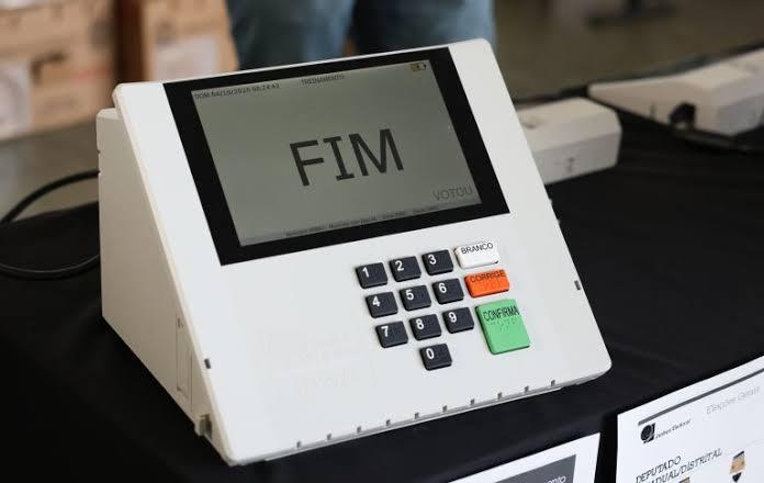 Quem trabalha no domingo de votação tem direito a folga ou pagamento em dobro?