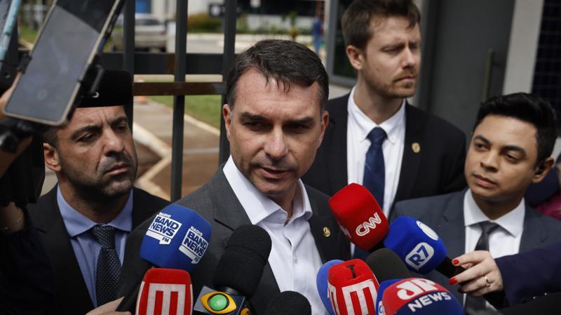 Flávio Bolsonaro afirma que buscará apoio no Congresso para alterar a Constituição e 